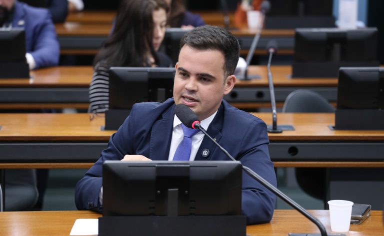 Comissão da Câmara aprova projeto que autoriza porte de arma para médicos veterinários em todo o país