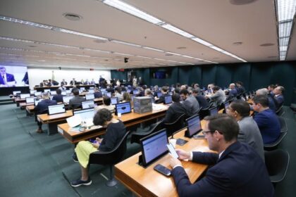 Consultorias da Câmara e do Senado dizem que LDO 2027 propõe corte insuficiente para conter endividamento público