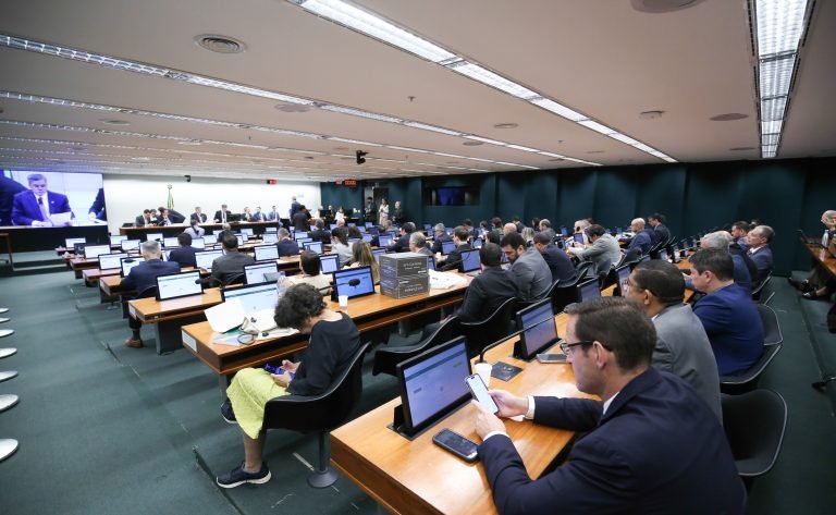 Consultorias da Câmara e do Senado dizem que LDO 2027 propõe corte insuficiente para conter endividamento público