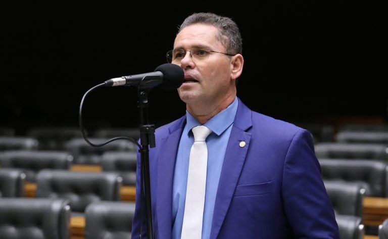 Câmara aprova regra que restringe a entrada de estrangeiros sem documentação válida e preserva pedidos de refúgio