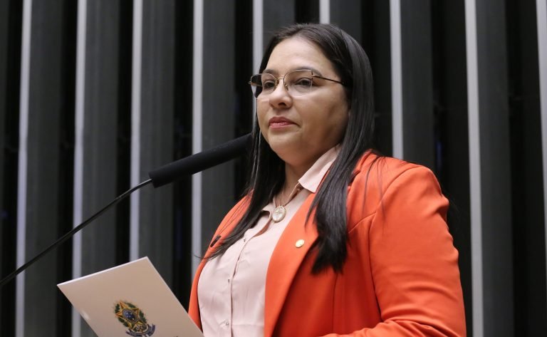 Comissão aprova prioridade no atendimento presencial para Cadastro Único de famílias de baixa renda em substitutivo