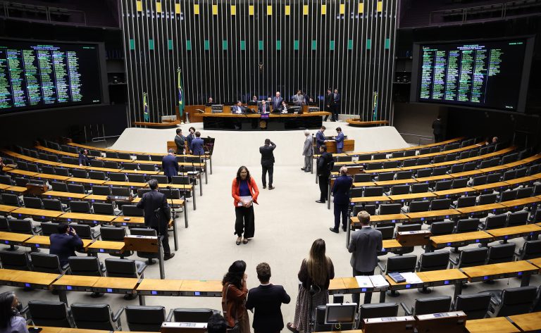 Câmara aprova projeto que garante ao safrista manter benefícios sociais durante contrato de safra