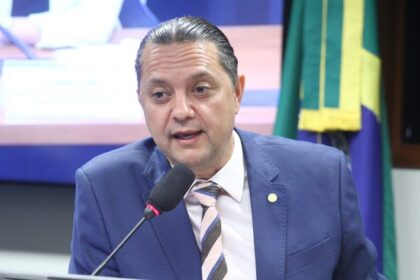 Comissão da Câmara aprova cordão de fita roxa como símbolo nacional para identificar pessoas com Alzheimer