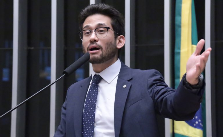 Câmara dos Deputados aprova PL 4822/25 que limita multas a R$ 30 mil e protege recursos do Fundo Partidário