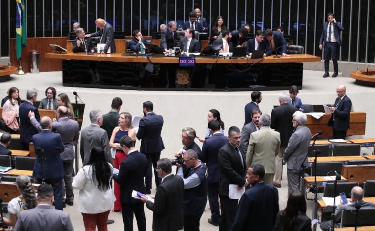 Câmara aprova projeto que criminaliza o aumento abusivo de preços de combustíveis e encaminha proposta ao Senado