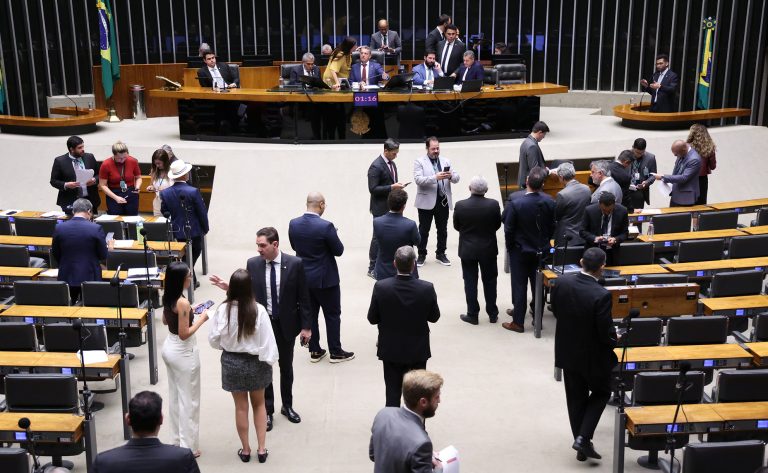 Câmara aprova PEC que amplia imunidade tributária para compras de entidades religiosas e templos