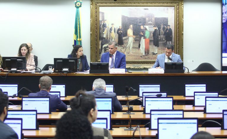 Comissão de Constituição e Justiça adia votação sobre redução da maioridade penal para 16 anos após pedido de vista