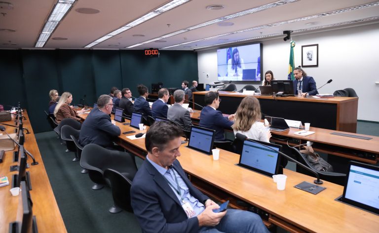 Parlamentares defendem prorrogação do Fust para ampliar internet em 138 mil escolas públicas do país