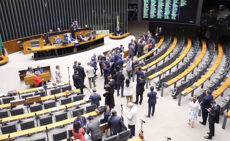 Câmara pode votar projeto sobre transtornos do neurodesenvolvimento e outras propostas de saúde na primeira semana de junho