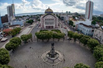 Largo de São Sebastião recebe transmissão da estreia do Brasil na Copa com shows gratuitos