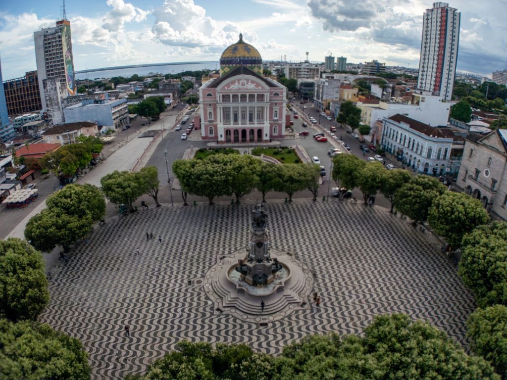 Largo de São Sebastião recebe transmissão da estreia do Brasil na Copa com shows gratuitos