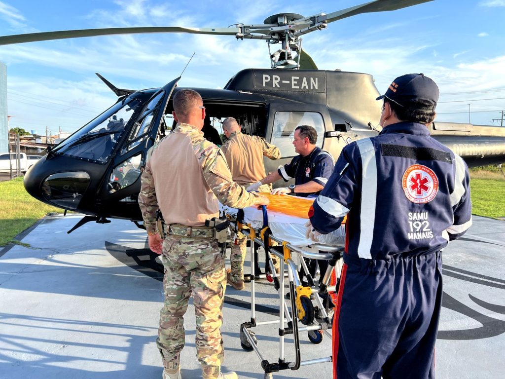 Serviço de resgate aéreo da SSP-AM garante socorro médico a homem ferido após queda de açaizeiro em área rural