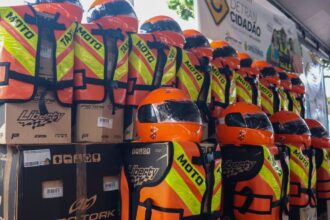 Governo Presente: Detran-AM registra 495 atendimentos e entrega 215 kits de segurança no município do Careiro Castanho