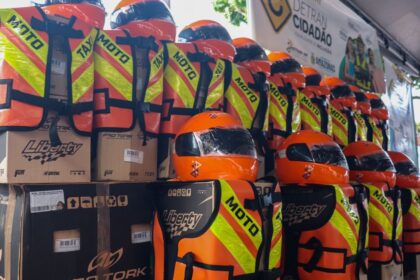 Governo Presente: Detran-AM registra 495 atendimentos e entrega 215 kits de segurança no município do Careiro Castanho