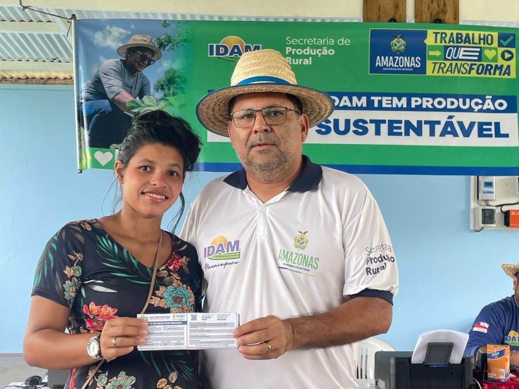 Comunitários de Manacapuru recebem atendimento do Idam com a entrega de 30 Cartões do Produtor Primário
