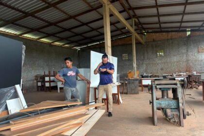 Idam e Ipaam levam regularização ambiental a meliponicultores e movelaria de Boa Vista do Ramos