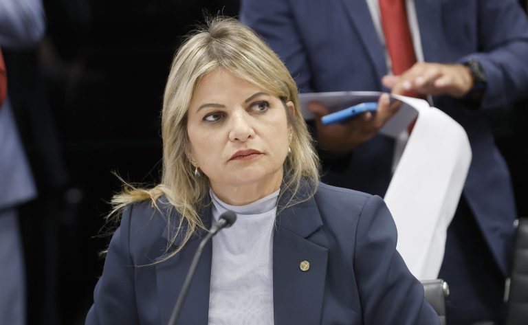 Câmara aprova projeto para criar programa de capacitação sobre direitos da mulher e inclusão no currículo
