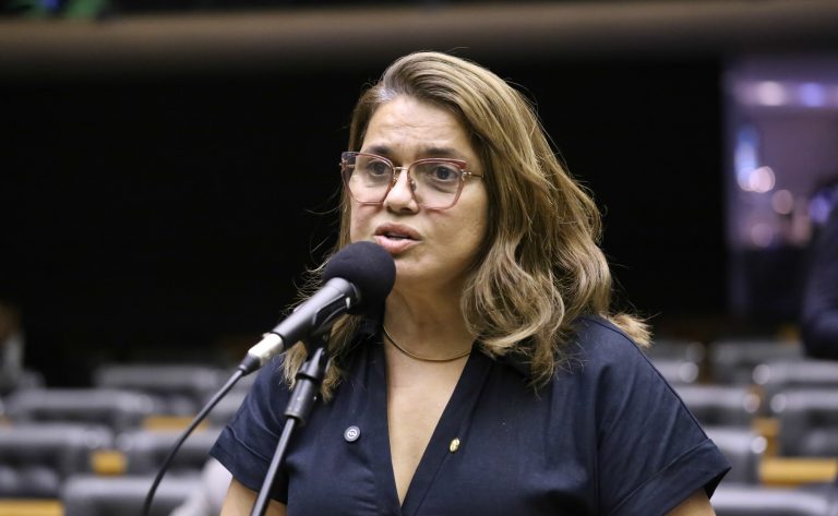 Câmara aprova projeto que proíbe publicidade sexual em eventos esportivos e transmissões para proteger público infantojuvenil