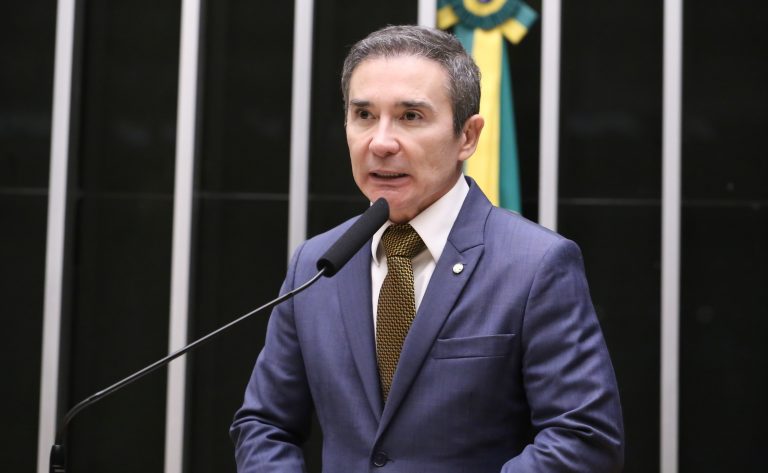 Câmara aprova projeto que cria cursos gratuitos de extensão em Libras em universidades e institutos federais e estabelece Selo de Inclusão