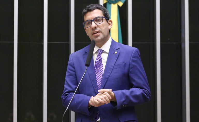 Câmara aprova em comissão projeto que prevê eliminação gradual de microplásticos em cosméticos e higiene pessoal