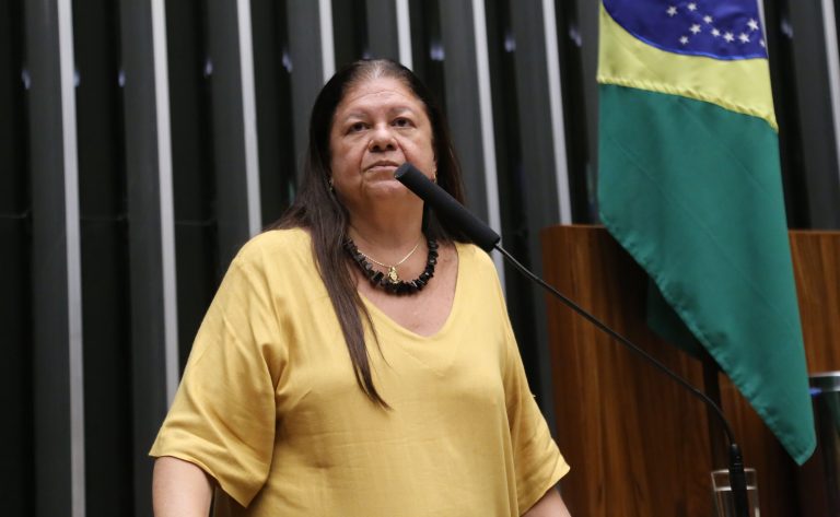 Câmara aprova projeto que obriga o SUS a oferecer atenção integral a pessoas com síndrome de Down em proposta analisada na CFT