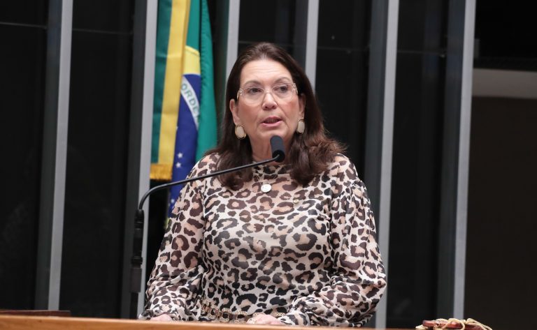 Comissão da Câmara aprova projeto que impede a extinção do papel-moeda e rejeita proposta contrária