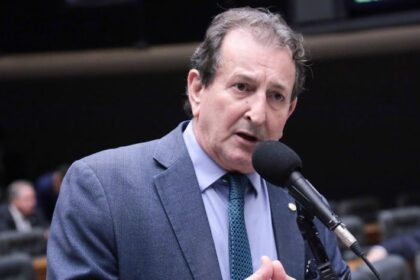 Câmara aprova criação da Política Nacional de vacinação animal contra zoonoses e estabelece SNIAZ como coordenação nacional.