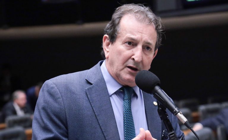 Câmara aprova criação da Política Nacional de vacinação animal contra zoonoses e estabelece SNIAZ como coordenação nacional.