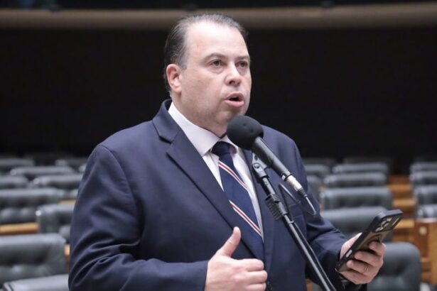 Comissão aprova projeto que inclui educação financeira em programas federais para prevenir superendividamento