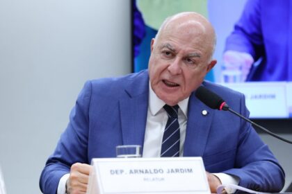 Câmara adia votação de PEC que amplia repasses ao FPM e cria fundos constitucionais para Sul e Sudeste