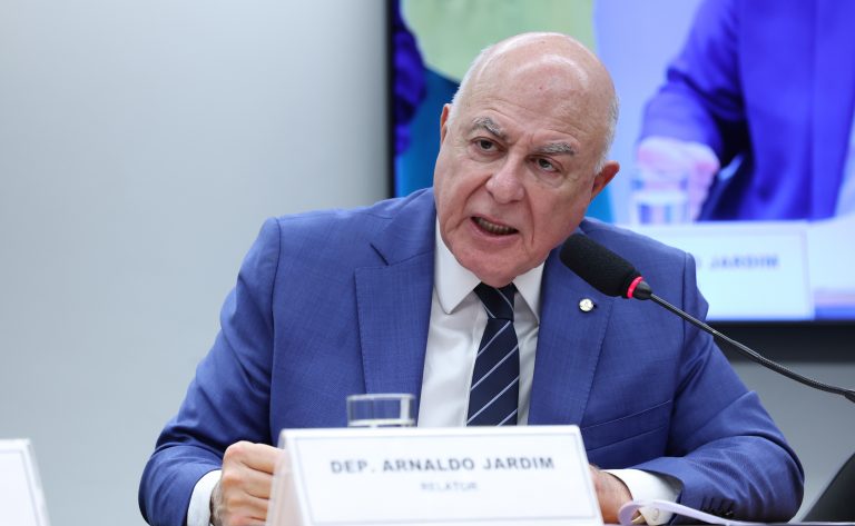 Câmara adia votação de PEC que amplia repasses ao FPM e cria fundos constitucionais para Sul e Sudeste