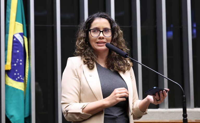 Câmara aprova projeto que obriga emissão de atestado para acompanhamento de criança doente e prevê licença de até 14 dias