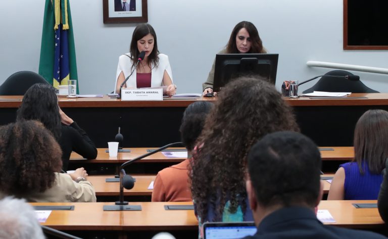 Câmara recebe substitutivo que redefine crime de misoginia e pode ser votado em junho