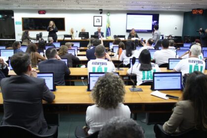 Pais e parlamentares pedem à Anvisa liberação do Elevidys após suspensão temporária iniciada em julho de 2025