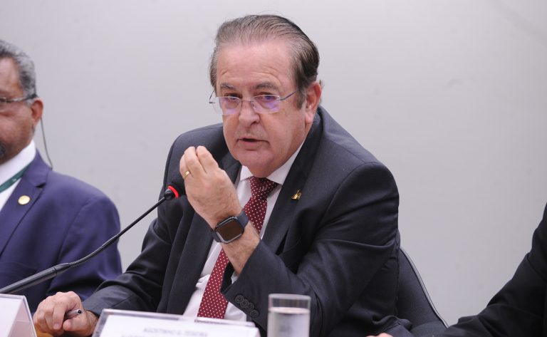 Empregados e aposentados dos Correios seguem pagando desconto de 24% para cobrir rombo do Postalis após perdas atribuídas ao BNY Mellon