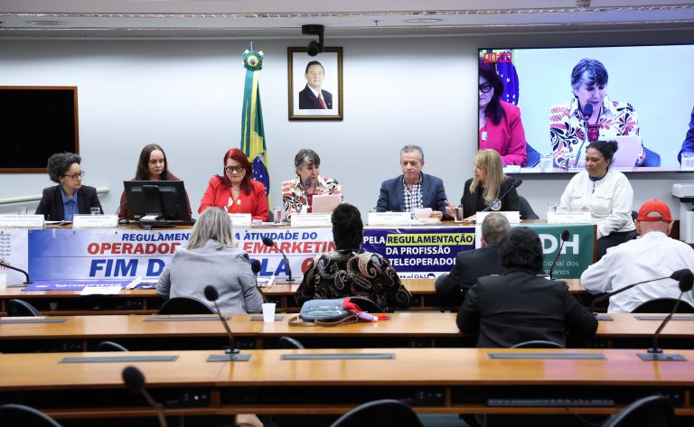 Comissão na Câmara debate regulamentação dos teleoperadores após denúncias de condições de trabalho