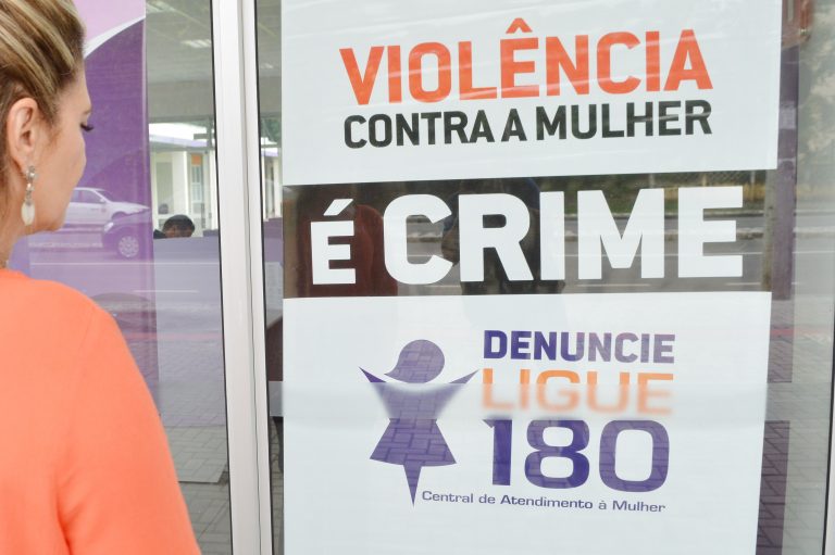 Presidente sanciona lei que obriga divulgação do Ligue 180 em locais de grande circulação de pessoas