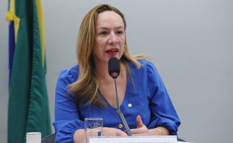 Câmara aprova em comissão uso de monitoramento urbano integrado na Lei Maria da Penha para proteção de mulheres