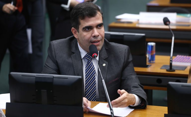 CCJ aprova redução da jornada para pais de pessoas com deficiência sem corte salarial e encaminha texto ao Senado