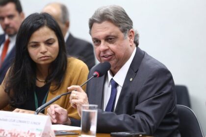 CCJ aprova regulamentação para coletor de lixo com jornada de 8 horas e EPIs, e adicional de insalubridade