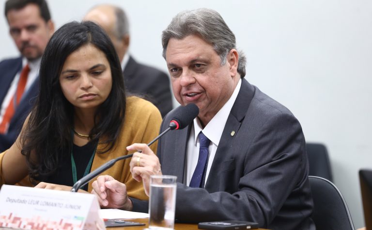 CCJ aprova regulamentação para coletor de lixo com jornada de 8 horas e EPIs, e adicional de insalubridade