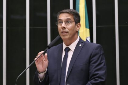 Câmara analisa projeto que proíbe diferenciação de preços entre Pix e dinheiro e impõe sanções a postos