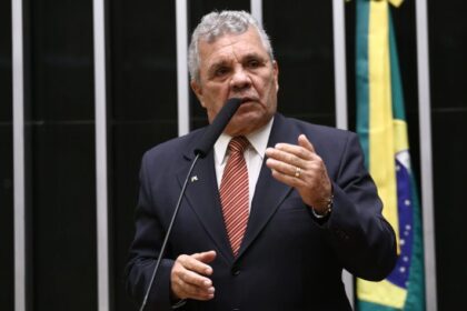 Câmara aprova substitutivo que suspende posse e porte de armas após medida protetiva de urgência
