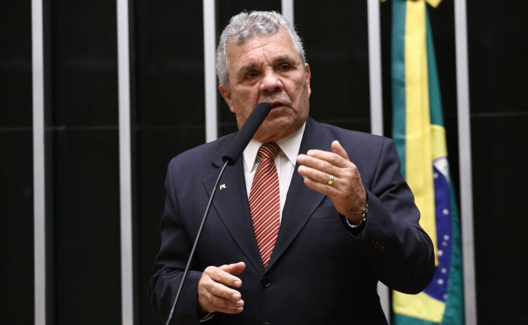 Câmara aprova substitutivo que suspende posse e porte de armas após medida protetiva de urgência