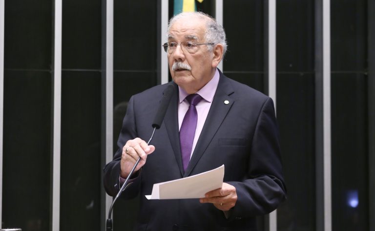 Projeto prevê moratoria cursos de medicina por cinco anos e exige supervisão e reestruturação das instituições