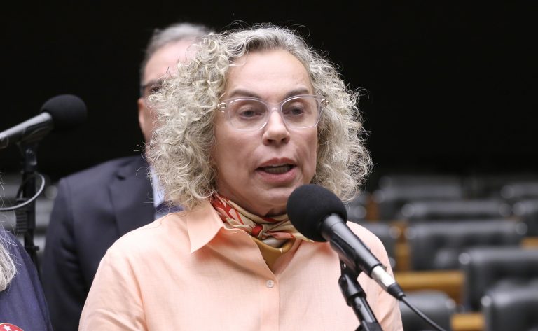 CCJ aprova mudança no Código Civil que declara nulo casamento de pessoas que não atingiram 16 anos e reafirma idade núbil