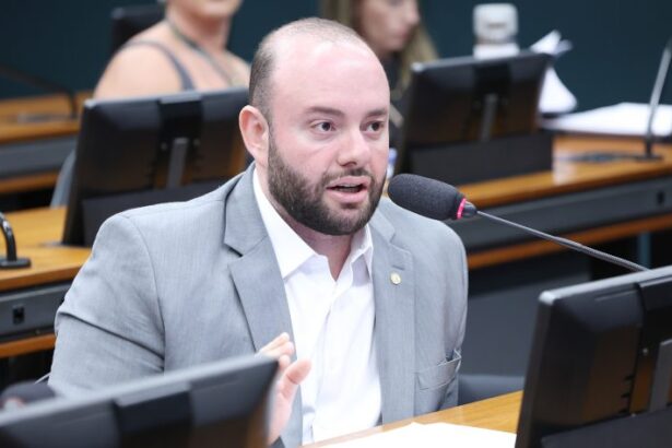 Projeto de lei exige identificação para verificação da idade em hospedagens e altera ECA para proteger menores