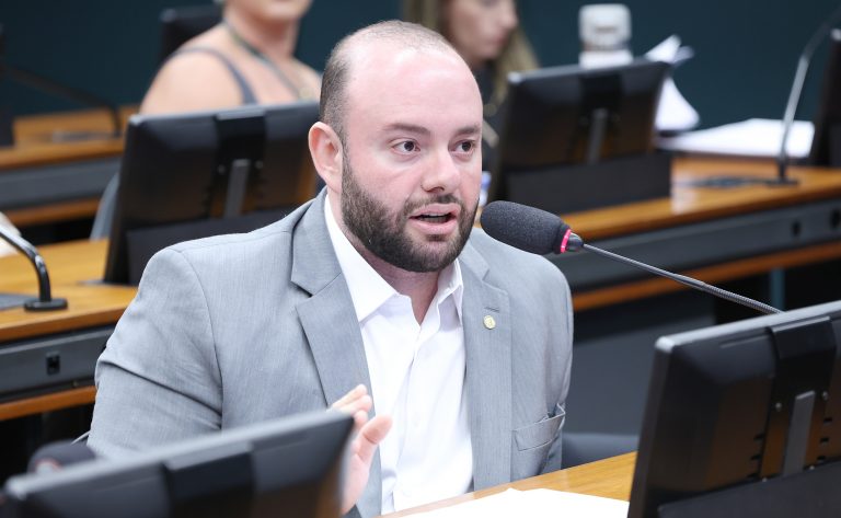 Projeto de lei exige identificação para verificação da idade em hospedagens e altera ECA para proteger menores