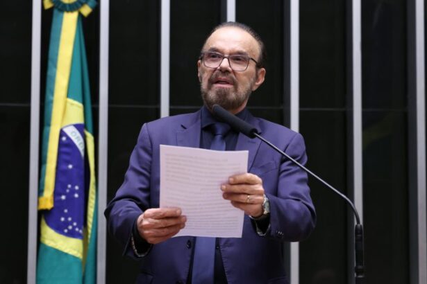 Projeto cria Conecta 60+ para inclusão e letramento digital de idosos em todo o país