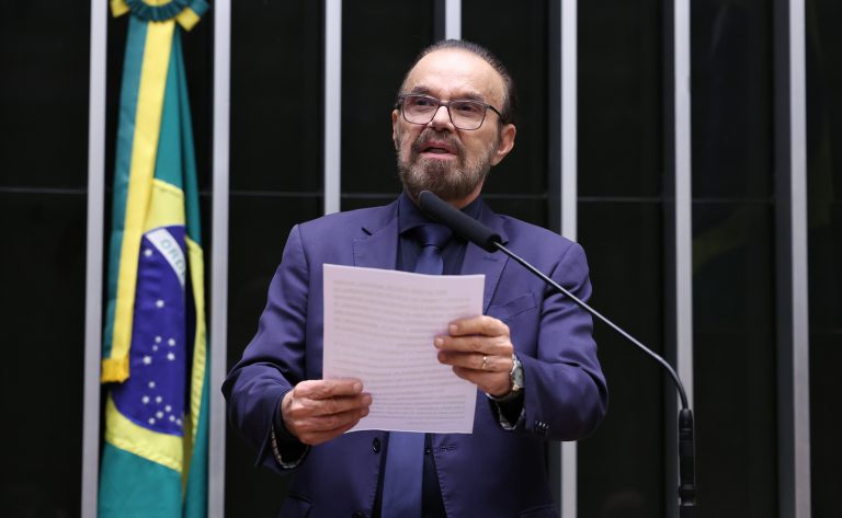 Projeto cria Conecta 60+ para inclusão e letramento digital de idosos em todo o país